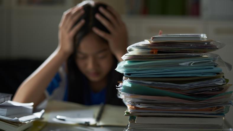 为什么有些童年创伤,三十岁后才爆发?